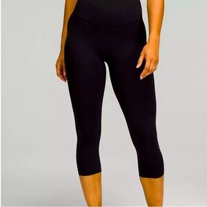 Lulu Lemon black capri leggings size 6